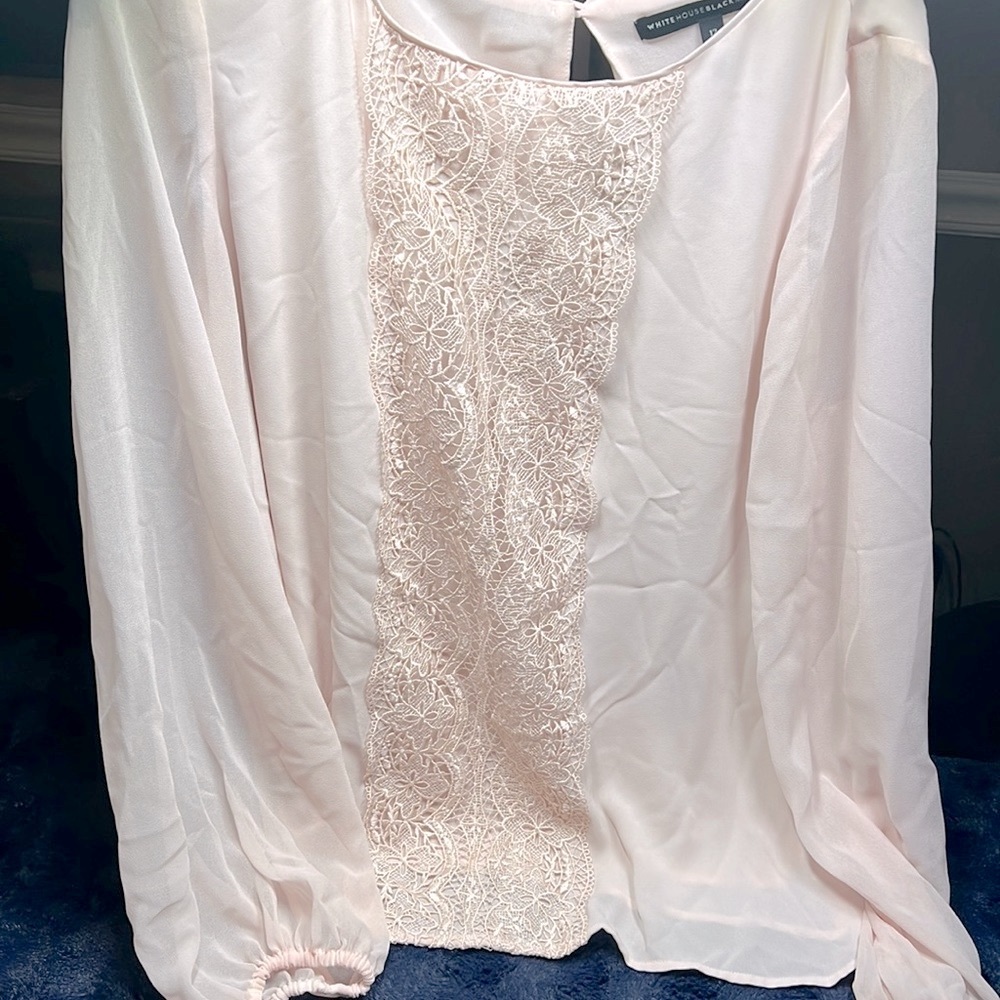 White House black market light pink blouse used but is in Excellent condición